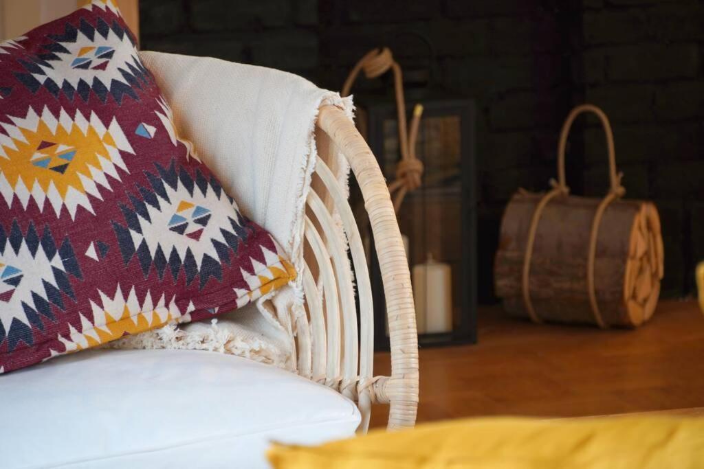 Contemporary Boho Style Loft Center Apartemen *