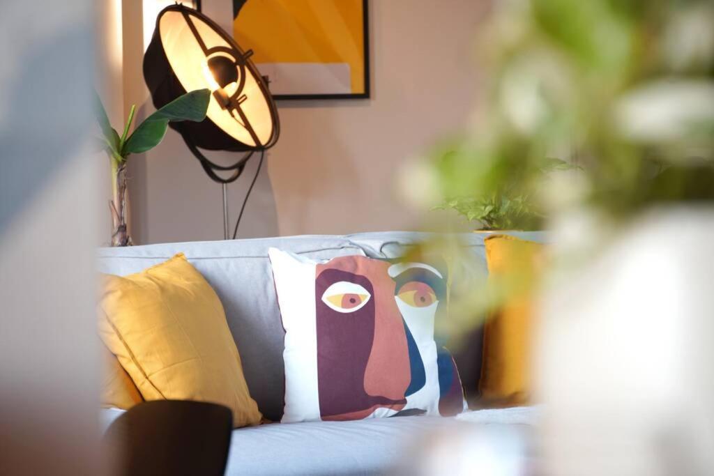 Contemporary Boho Style Loft Center Apartemen *